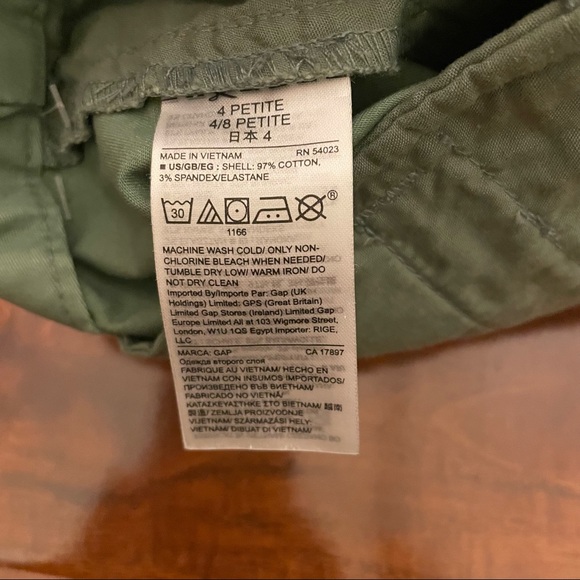 NWT Gap Bermuda Short .Size 4p - Picture 2 of 9